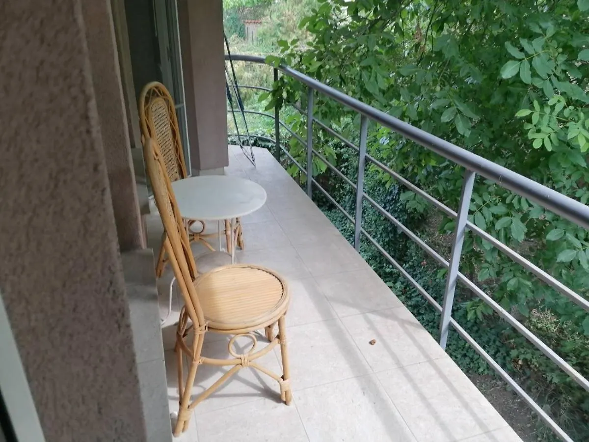 Apartment Near Paradise Centre ソフィア